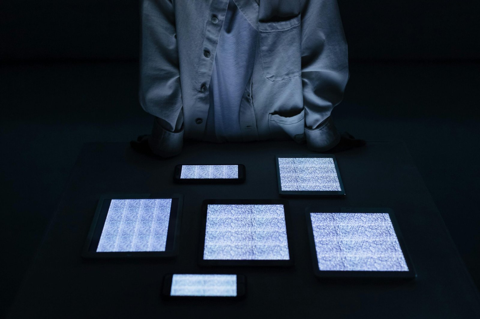 LTPO vs LTPS display comparison on multiple screens